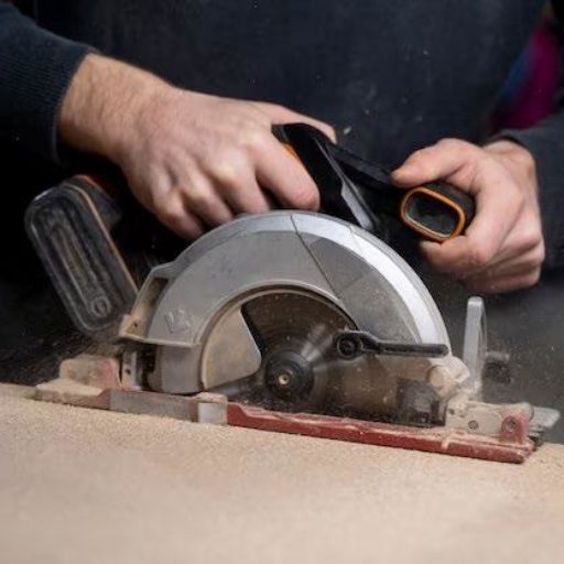 Couper une planche de bois proprement nette sans éclats